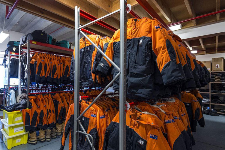 服裝倉庫如何除濕？倉庫除濕機輕松應對潮濕問題